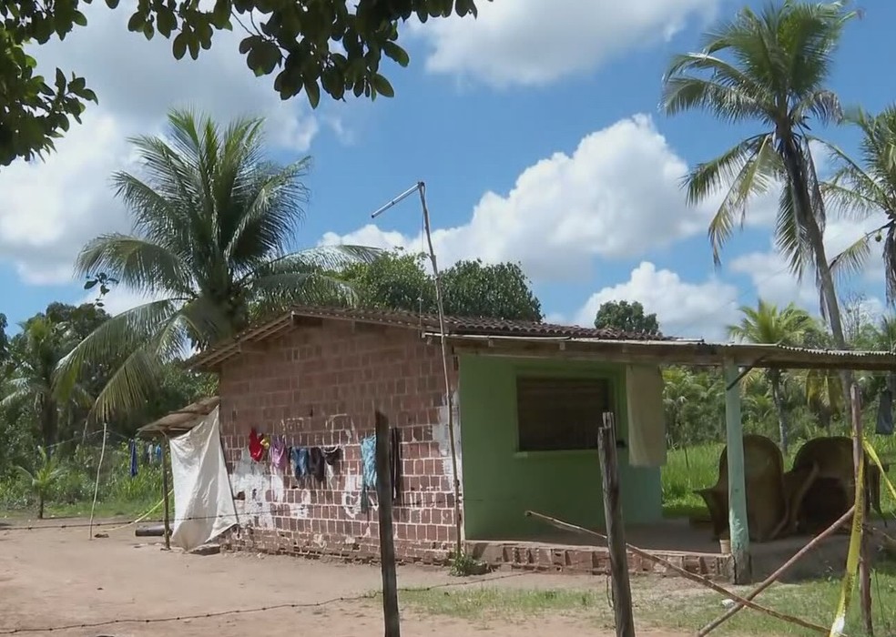 Casa onde aconteceu a chacina com seis mortos em Abreu e Lima — Foto: Reprodução/TV Globo