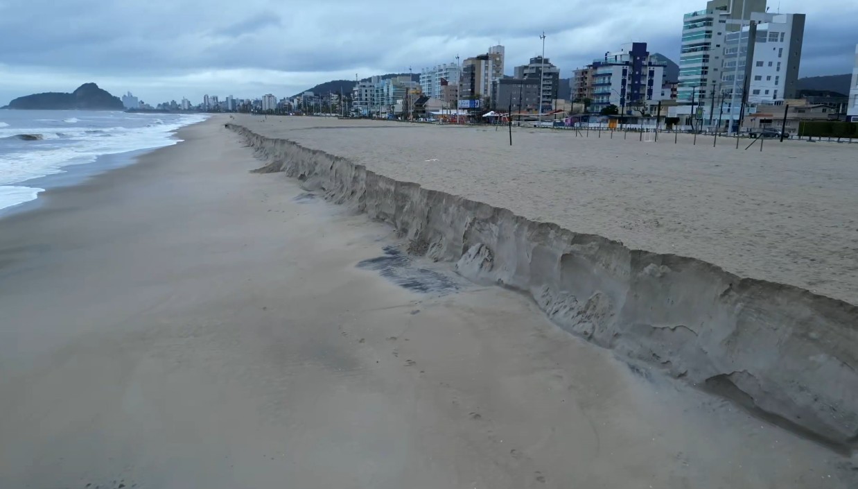 Praia de Matinhos forma paredão de areia com mais de 2 metros de altura: 'Nunca tinha visto tão alto', diz moradora