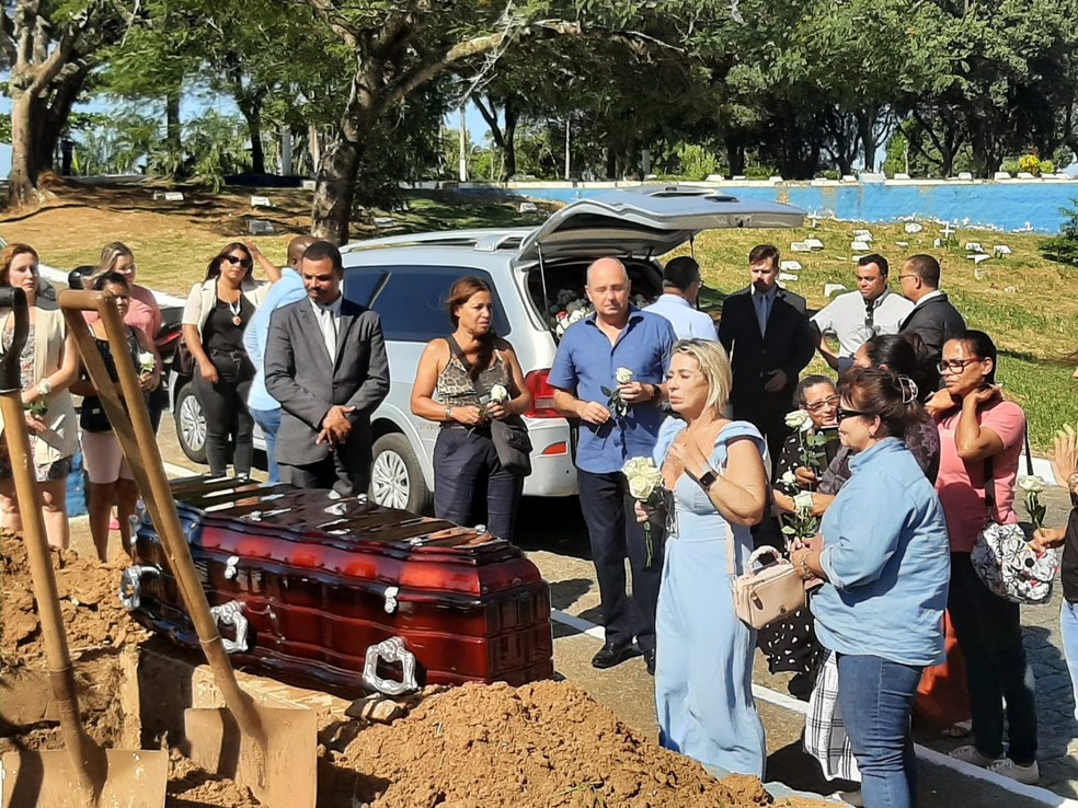 Após dois meses desde sua morte, corpo de Clarinha é velado e enterrado em Vitória, no Cemitério de Maruípe — Foto: Ana Elisa Bassi/g1 ES