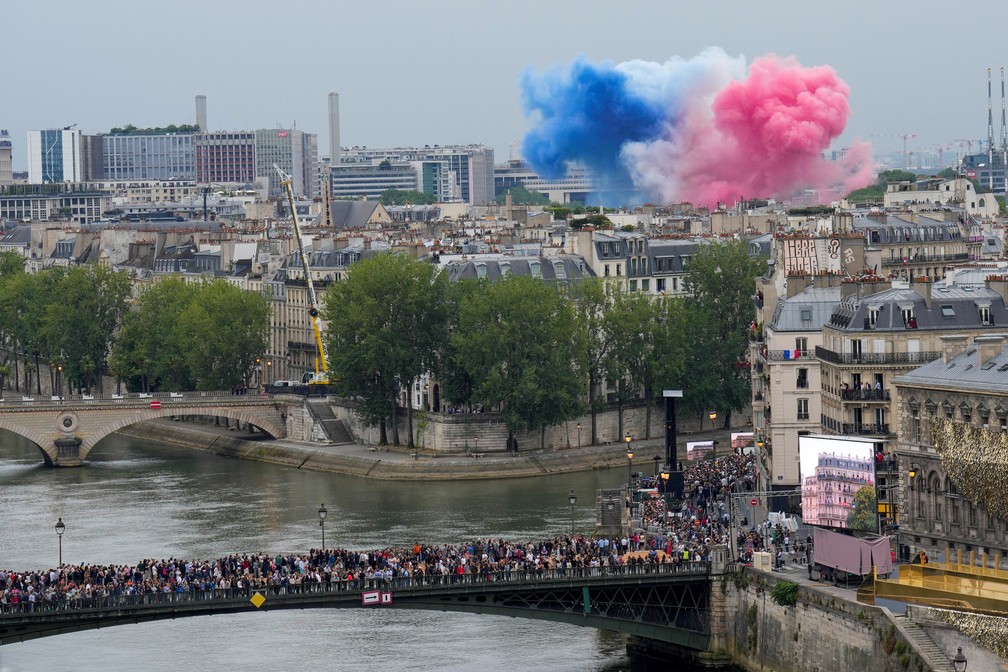 Nuvem de fumaça com as cores da bandeira da França é atração da cerimônia de abertura dos Jogos Olímpicos de 2024 — Foto: Bernat Armangue/Reuters