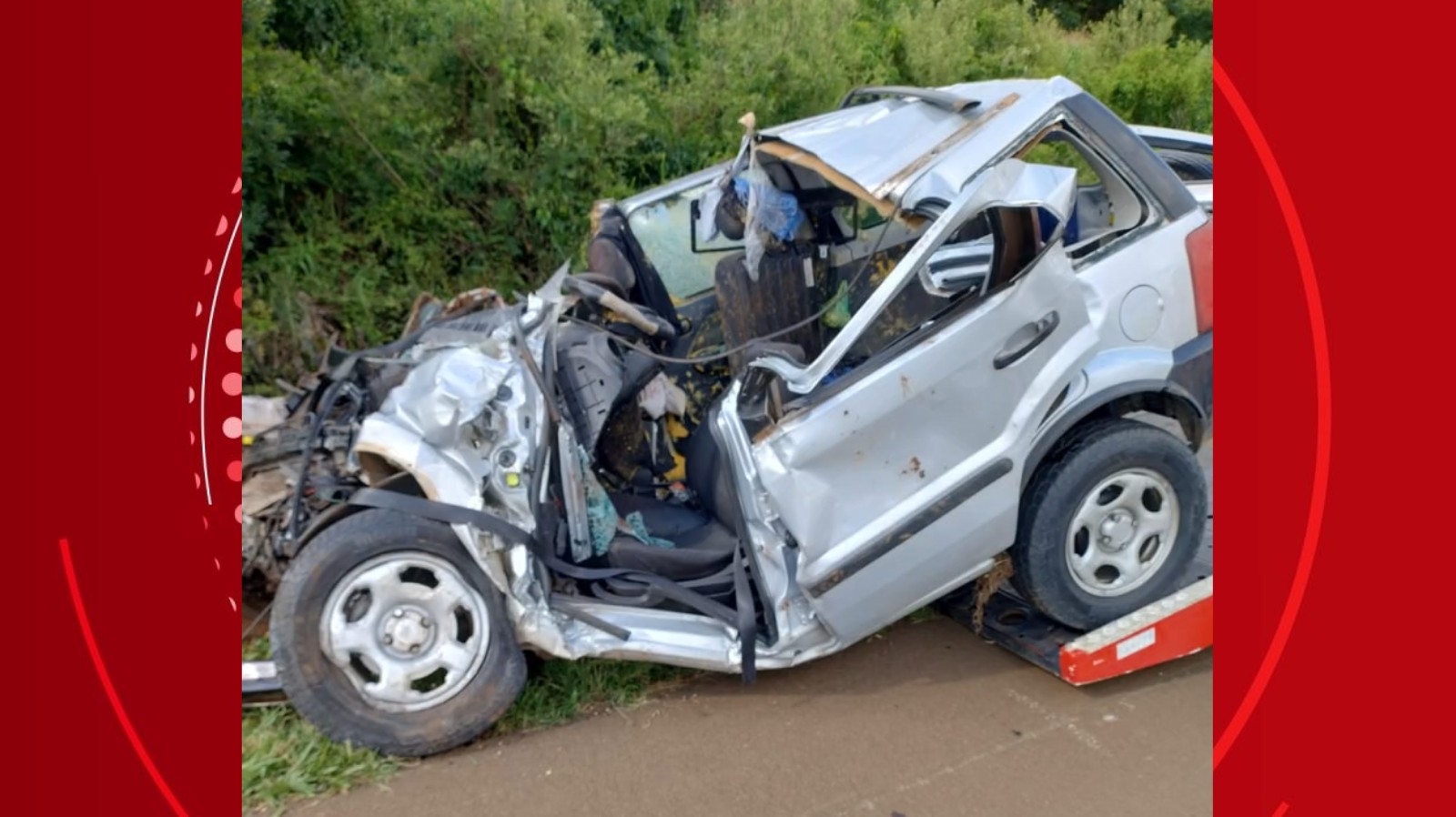 Mãe e filho morrem após caminhão desgovernado bater contra carro em que estavam, no Paraná