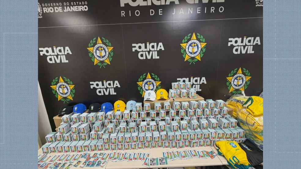 Polícia Civil apreende figurinhas falsificadas da Copa do Mundo no compartimento de carga de um ônibus Nova Iguaçu — Foto: Divulgação/ Polícia Civil