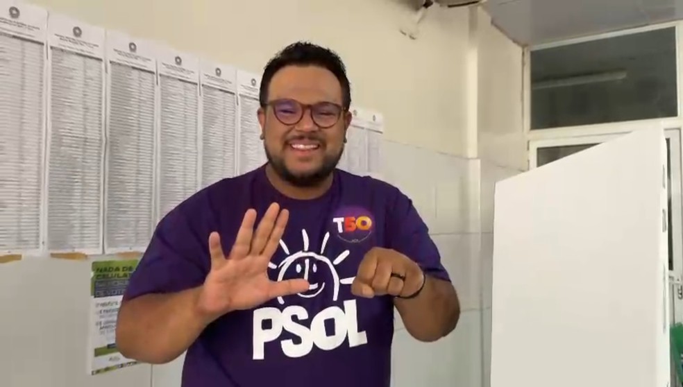 Técio Nunes, candidato à Prefeitura de Fortaleza, vota na Sede do Detran, na Av. Godofredo Maciel — Foto: Divulgação
