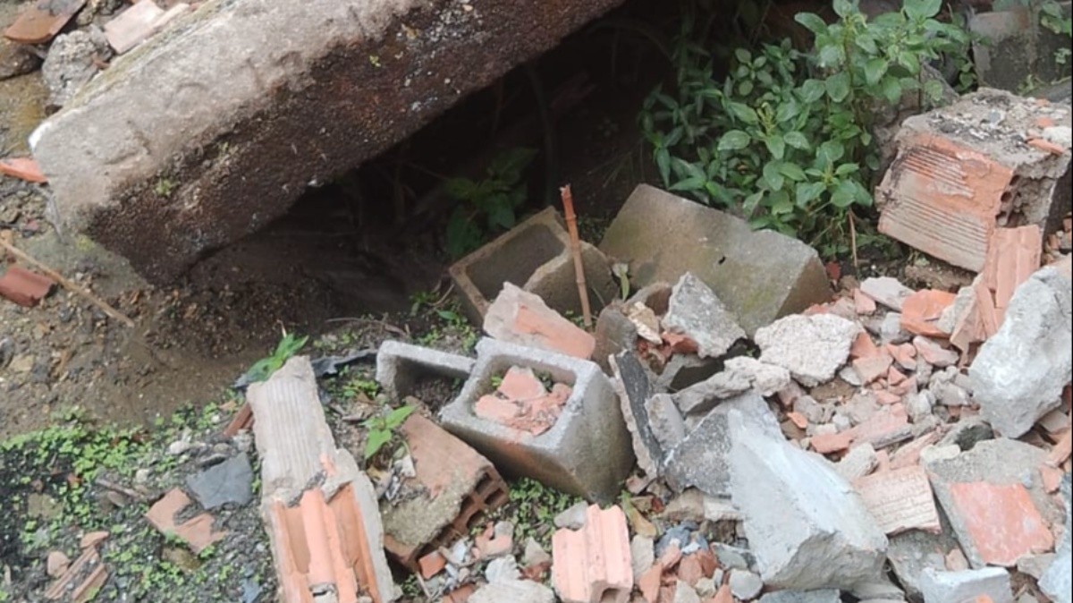 Muro de contenção avaliado como seguro pela Defesa Civil desaba em Niterói e moradores são deslocados