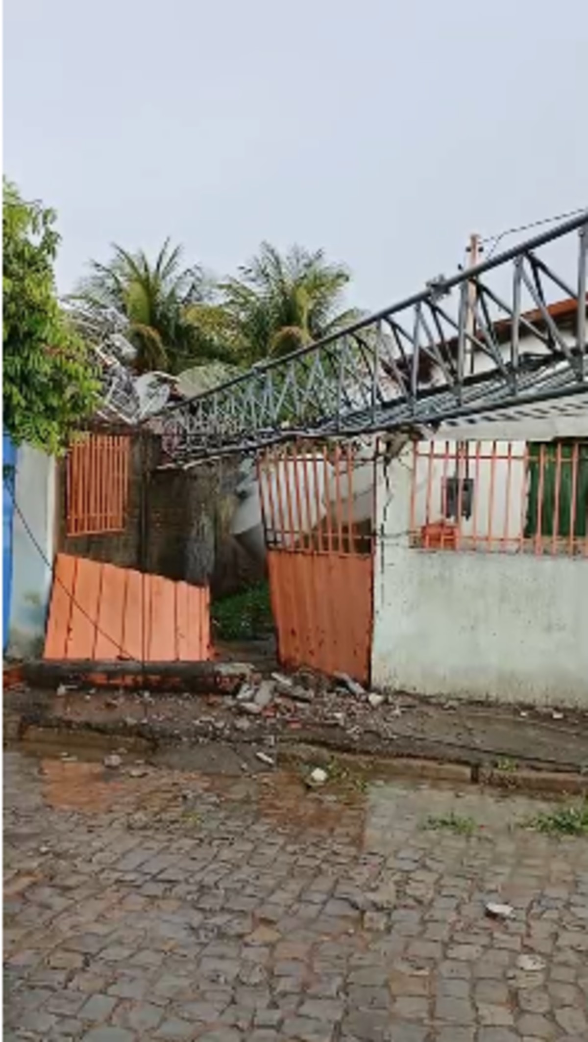Temporal derruba postes e destelha casas em Itacarambi; vídeo e fotos