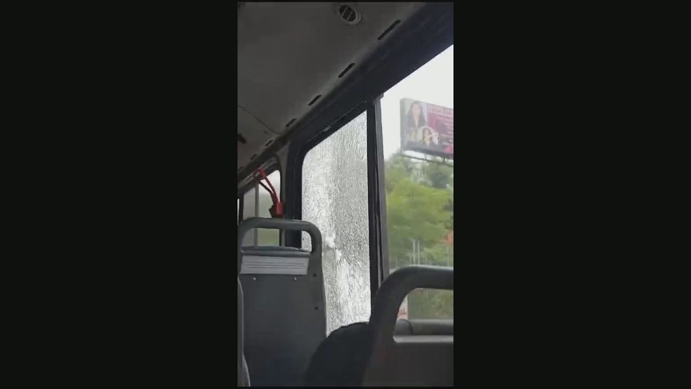 Ônibus com vidro quebrado por tiros na Avenida Brasil — Foto: Reprodução