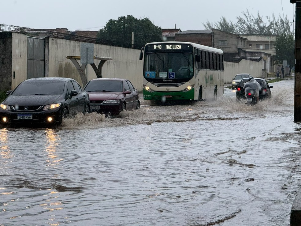Rua Ant&ocirc;nio Lemos, no Planalto, alagada ap&oacute;s chuvas em Natal &mdash; Foto: S&eacute;rgio Henrique Santos/Inter TV Cabugi