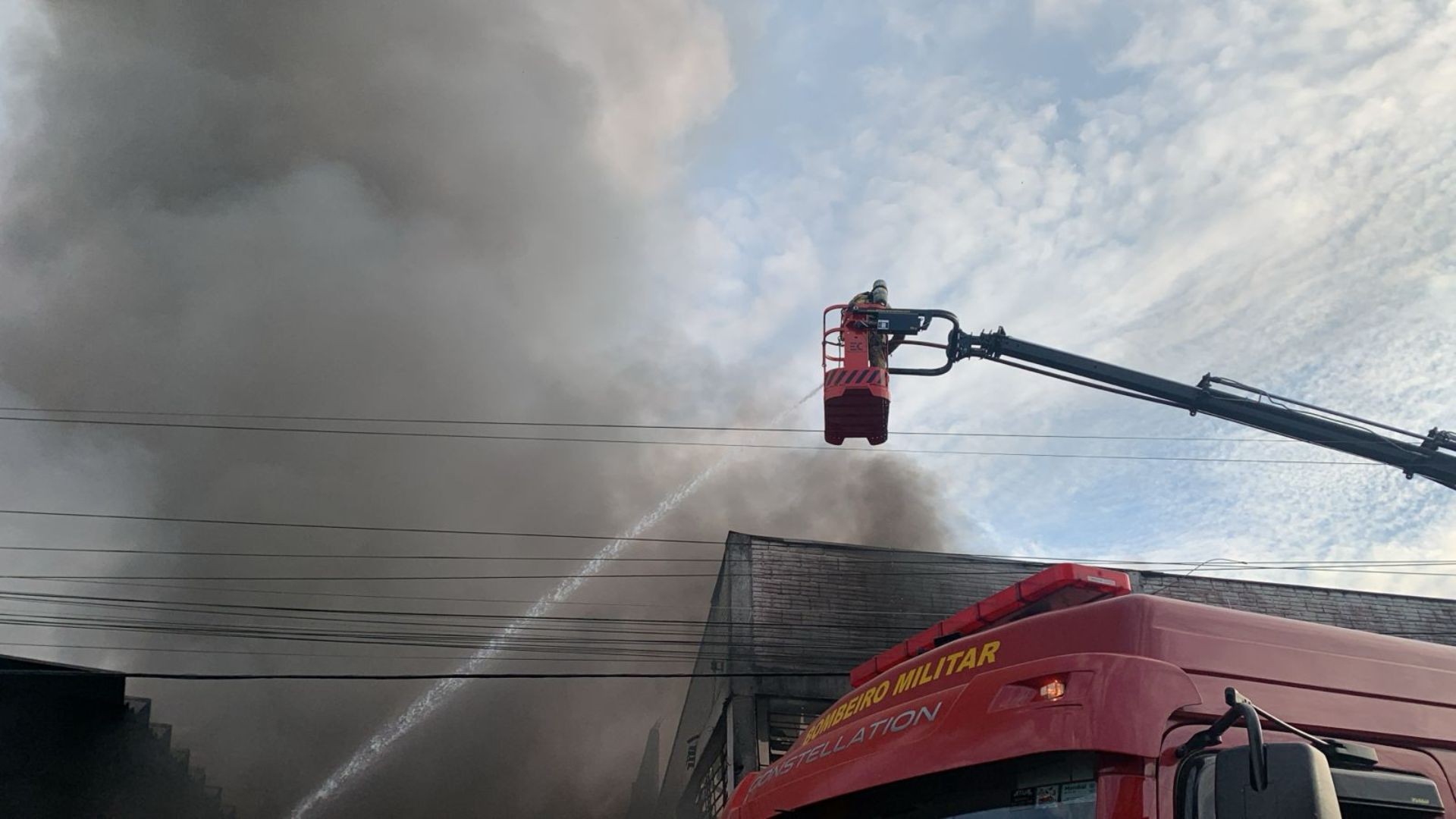 Incêndio de grandes proporções atinge depósito em Novo Hamburgo; VÍDEO
