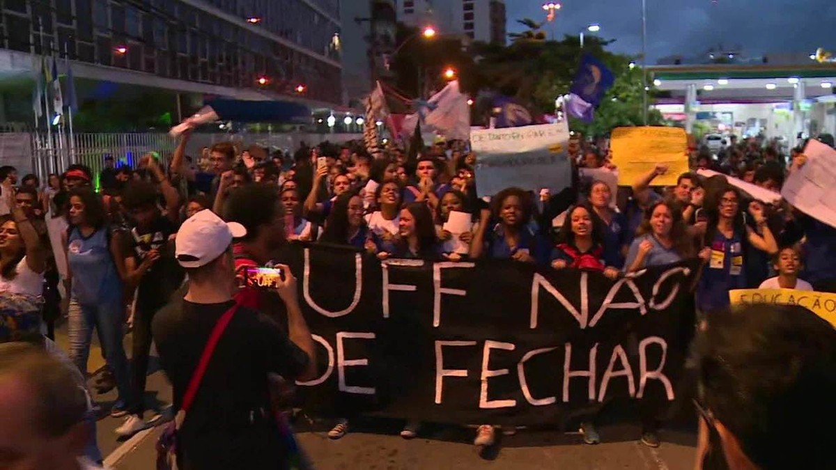 Alunos E Professores Da Uff Protestam Em Niterói Contra Bloqueio De Verbas Rio De Janeiro G1