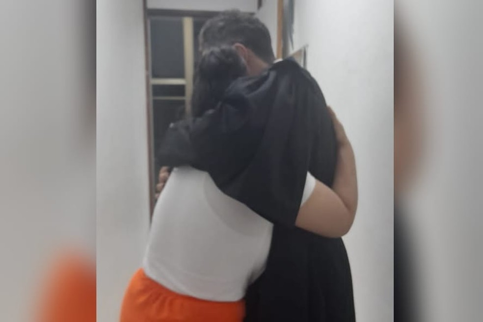 Mulher acusada de matar ex-namorado agressor é absolvida e sai da cadeia depois de dois anos em Fortaleza. — Foto: Defensoria Pública do Ceará/Reprodução
