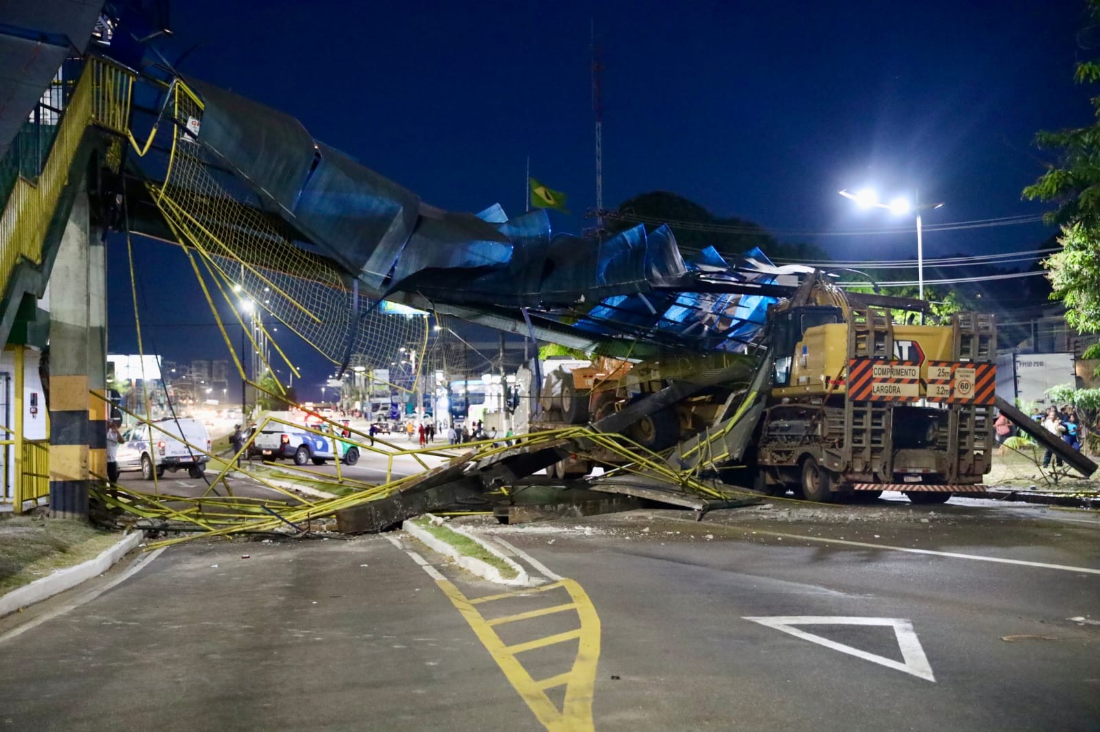 Um ano após desabamento, Prefeitura decide reconstruir passarela destruída por carreta em Manaus