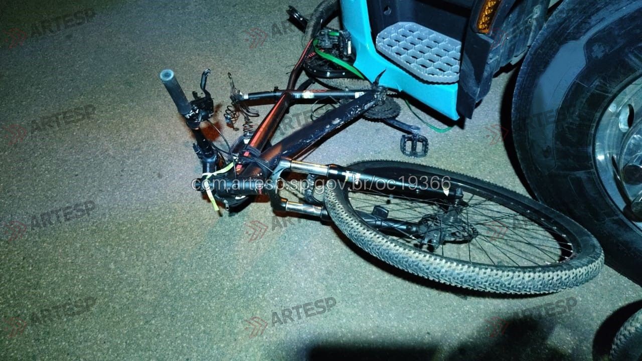 Ciclista morre atropelado por caminhão em grave acidente no interior de SP