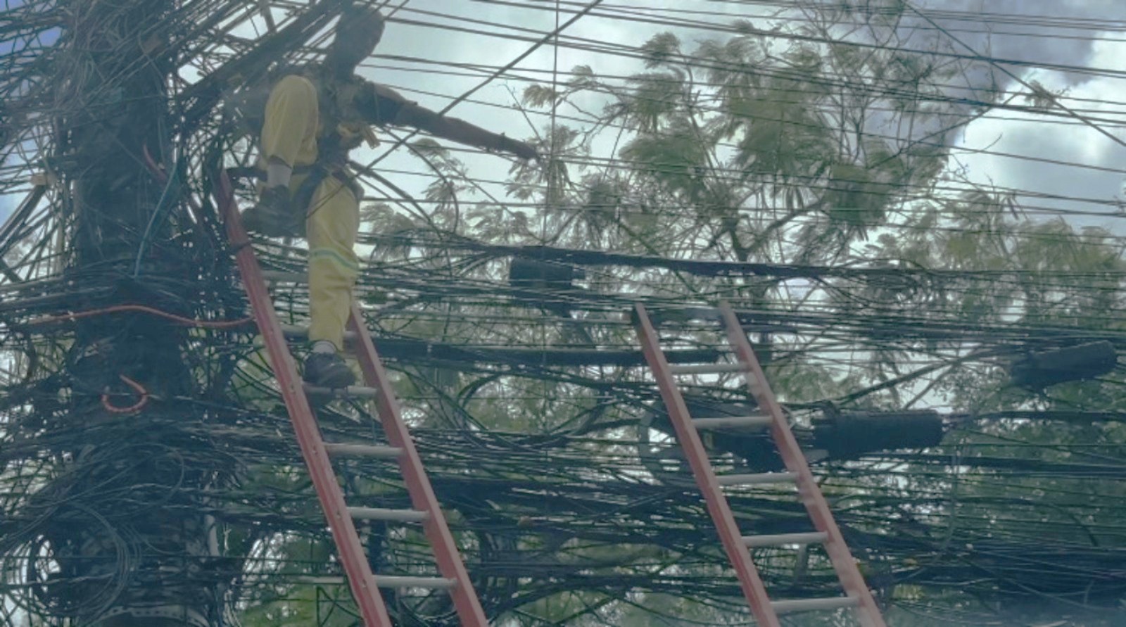 Técnico de internet fica preso em fios de poste e sofre choque elétrico em Salvador