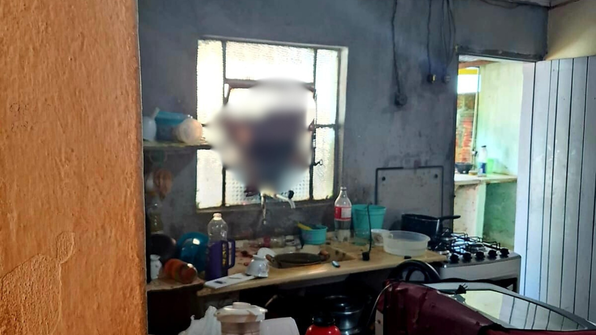 Homem morre entalado em vão de vitrô ao tentar entrar na casa da mãe em MG