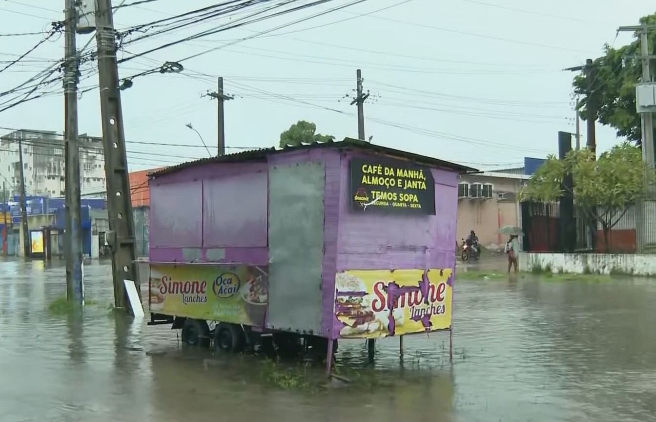 Chuva no Grande Recife: duas pessoas morrem eletrocutadas após corrente elétrica vazar em trailer em avenida alagada