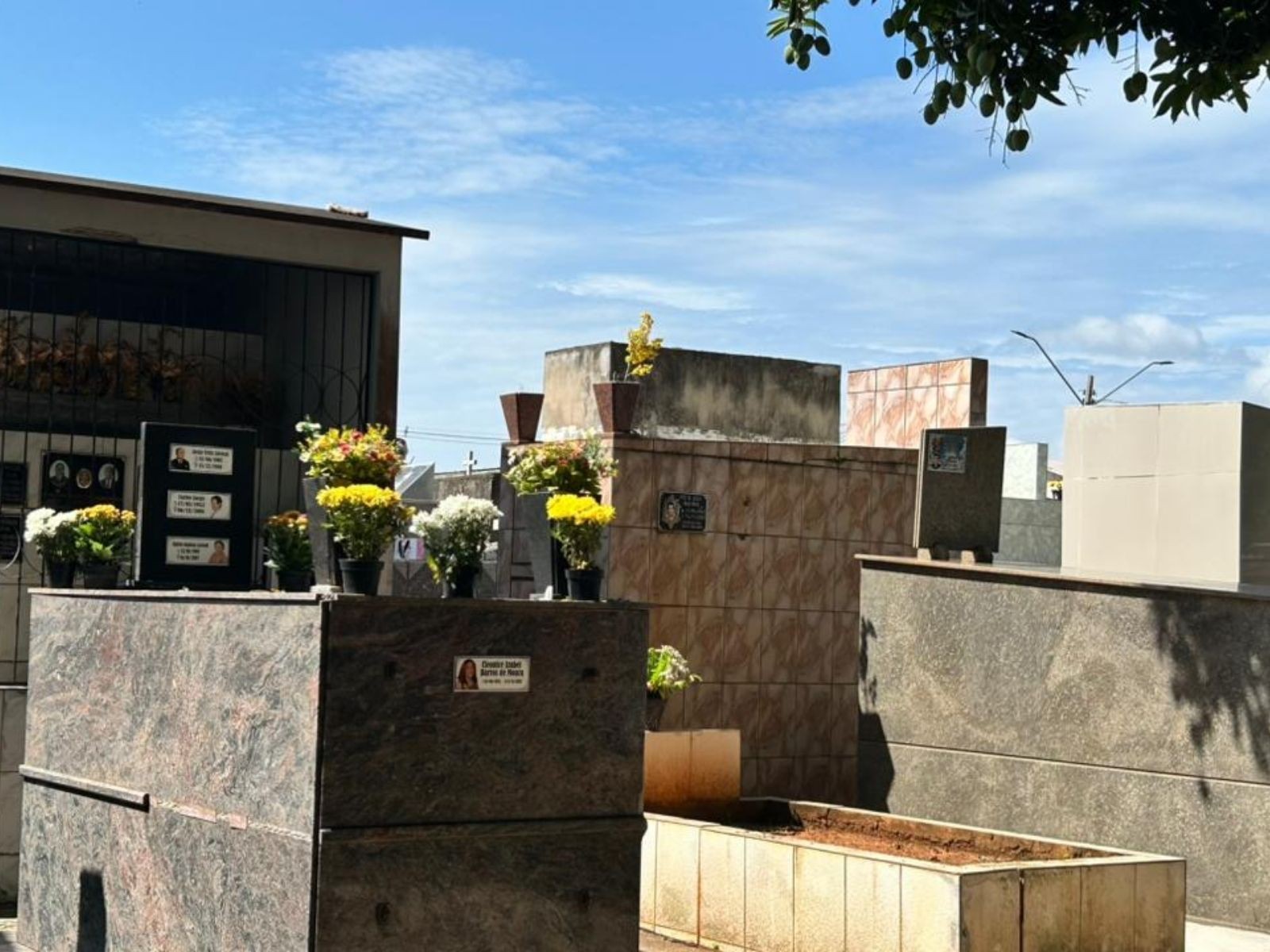 'Venho aqui desde 1985': famílias homenageiam entes queridos no Dia de Finados em Rio Branco