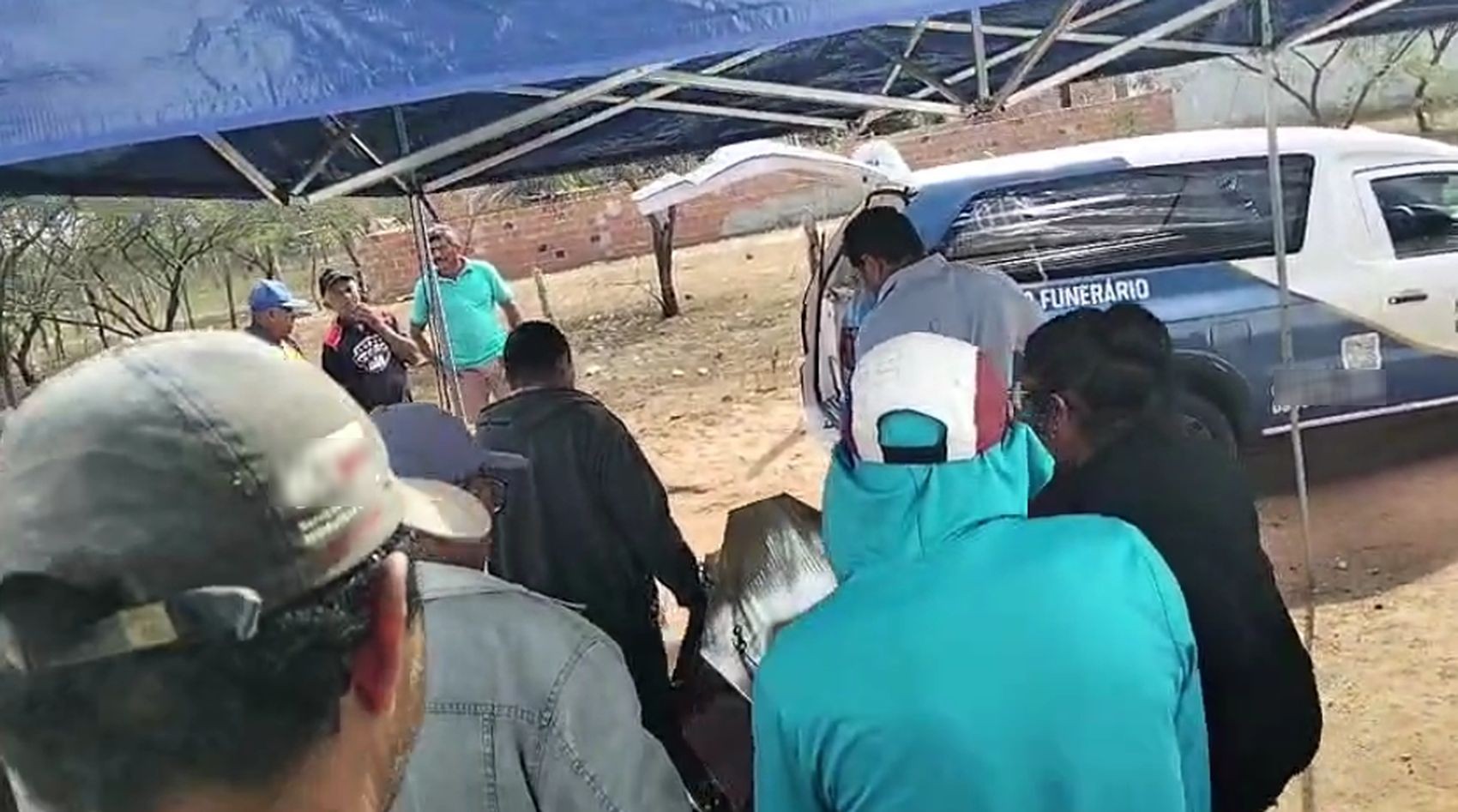 Amigos e familiares se despedem de   vítima de acidente entre ambulância e caminhão em Sergipe
