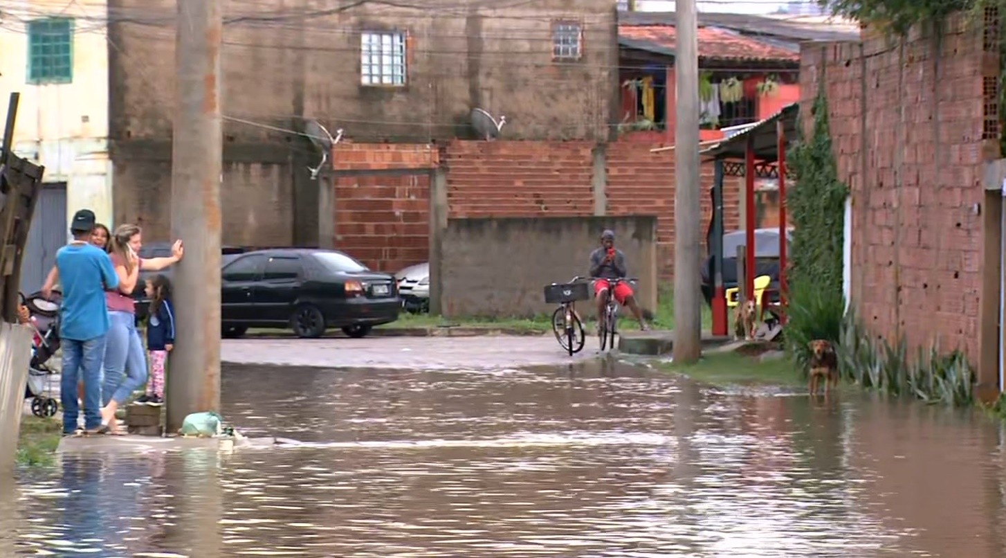 Após maior volume de chuva do país em 24 horas, prefeito diz que Pouso Alegre deve voltar ao normal em três dias