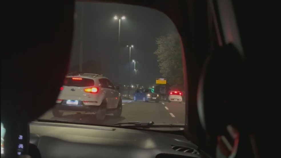 Com medo, motoristas voltaram na contramão da via — Foto: Reprodução/TV Globo