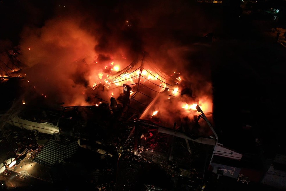 Incêndio destrói indústria do Grupo Cairu — Foto: Corpo de Bombeiros