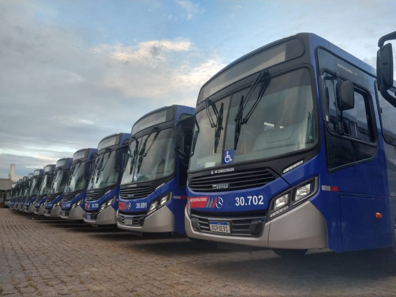 Governo de SP anuncia 100 novos ônibus intermunicipais com ar-condicionado na Baixada Santista
