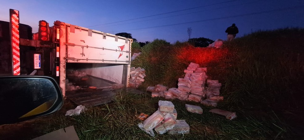 Carga de frango congelado é saqueada depois de caminhão tombar na BR-376, em Ortigueira — Foto: PRF