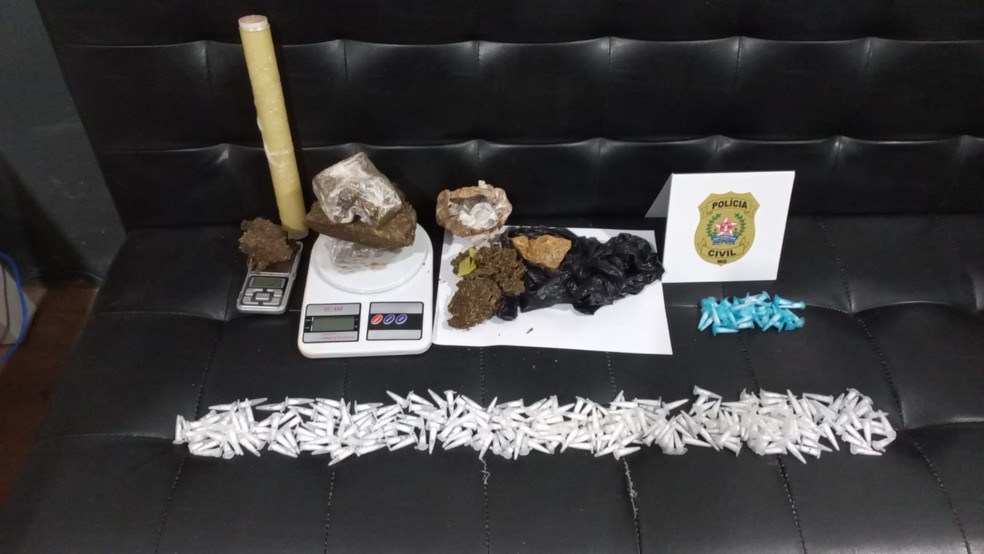 Dupla é presa com drogas durante cumprimento de mandados de busca e apreensão em Passos — Foto: Polícia Civil