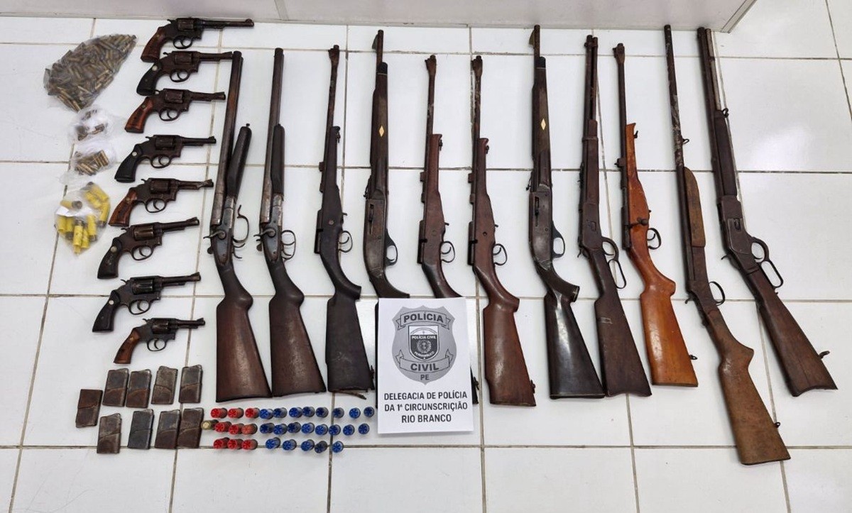 Cofre abandonado com 19 armas e munições é achado em prédio em reforma no Recife; polícia investiga origem do arsenal