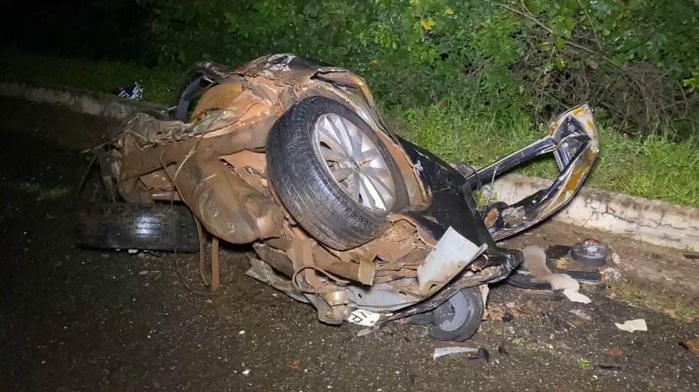 Carro ficou completamente destruído após acidente na BR-153, próximo de Nova Olinda — Foto: Alta Tensão-TO/Divulgação