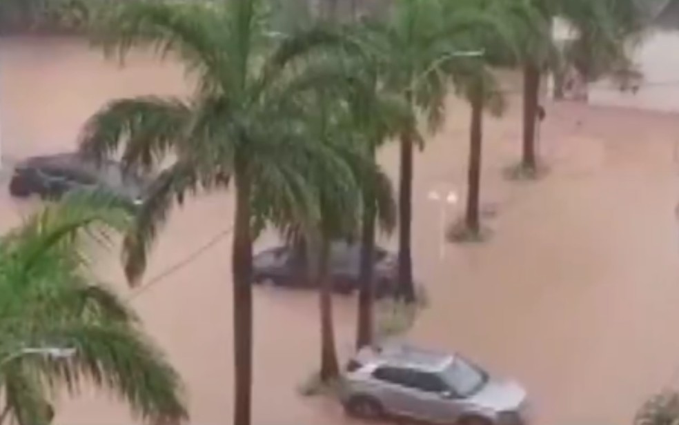 Estacionamento ficou alagado no Jardim das Margaridas, em Salvador — Foto: Reprodução TV Bahia