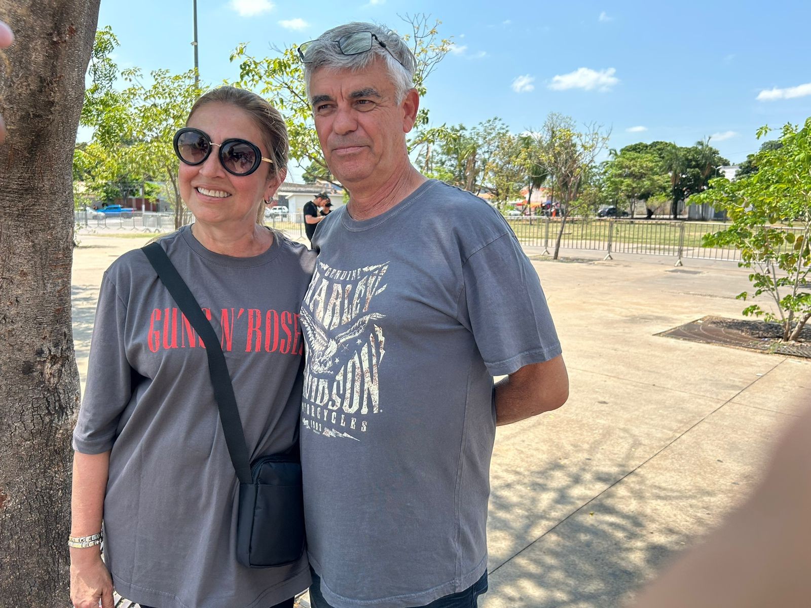 Casal carioca completa 42 anos de casamento e celebra data em show do Guns N’ Roses em Cuiabá; 'duas paixões'