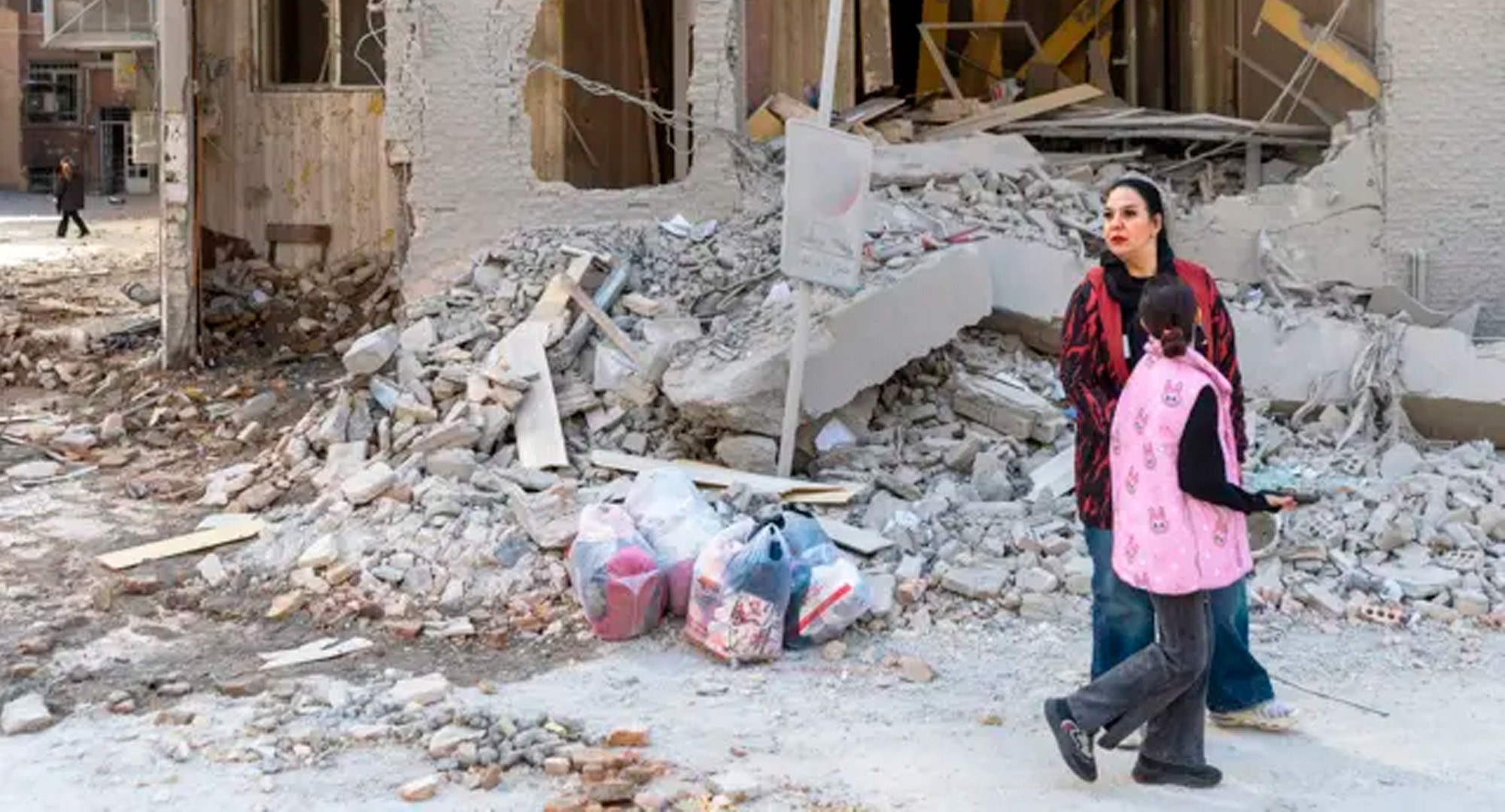 ' Cada dia parece um mês': iranianos descrevem rotina sob constante bombardeio dos EUA e de Israel