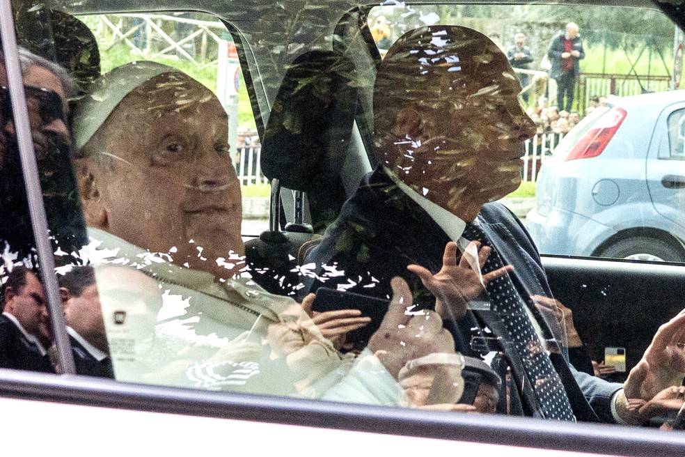 O Papa Francisco no carro após receber alta — Foto: Stefano Costantino/AP Photo
