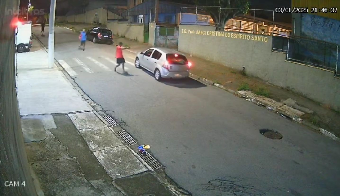 VÍDEO: família é rendida em rua de Poá e tem o carro roubado