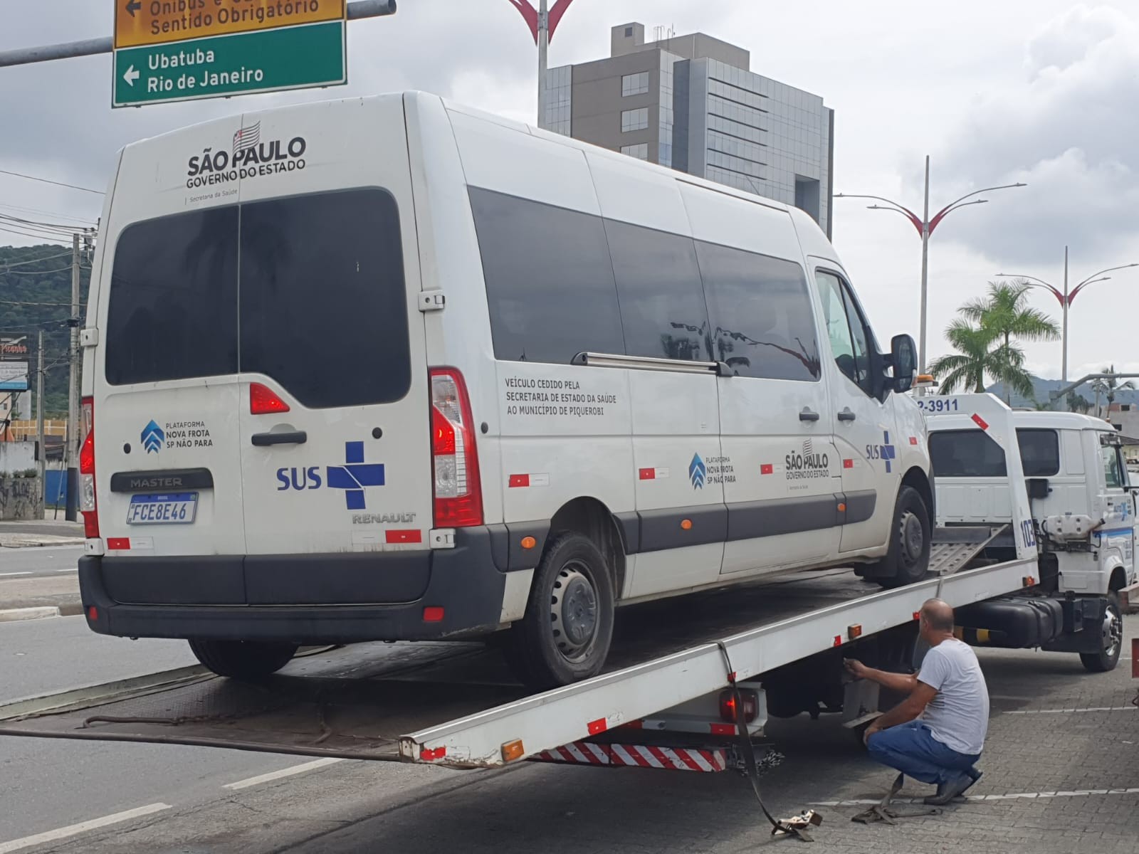 Van para pacientes do SUS é apreendida por transporte irregular de passageiros no litoral