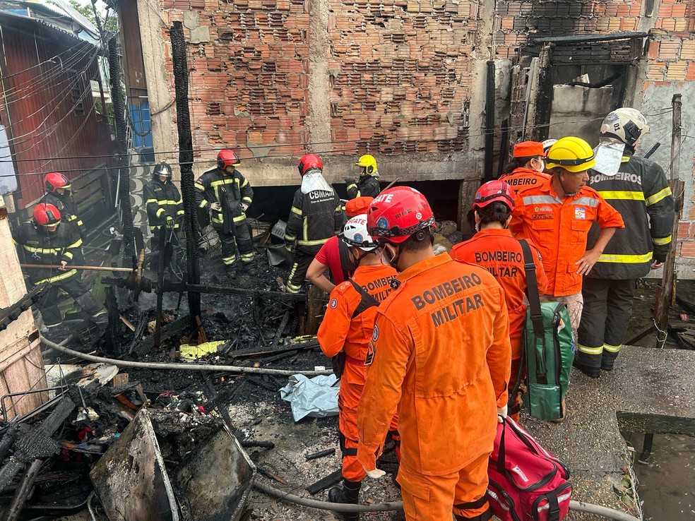 Bombeiros verificam área atingida por incêndio na Zona Centro-Sul da capital amazonense. — Foto: Jucélio Paiva/Rede Amazônica