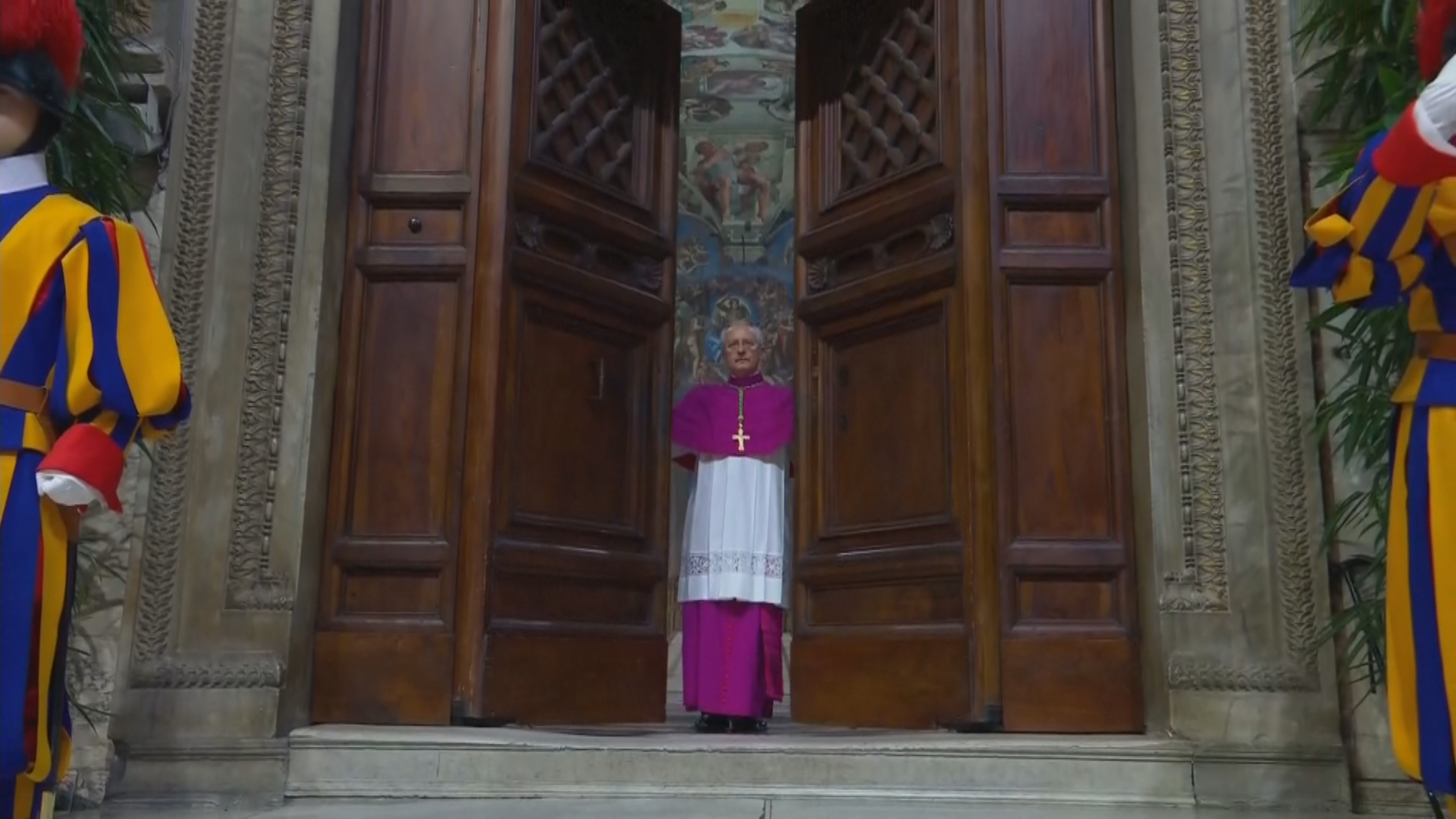 Capela Sistina é fechada para dar início ao conclave; veja o momento em VÍDEO e FOTOS