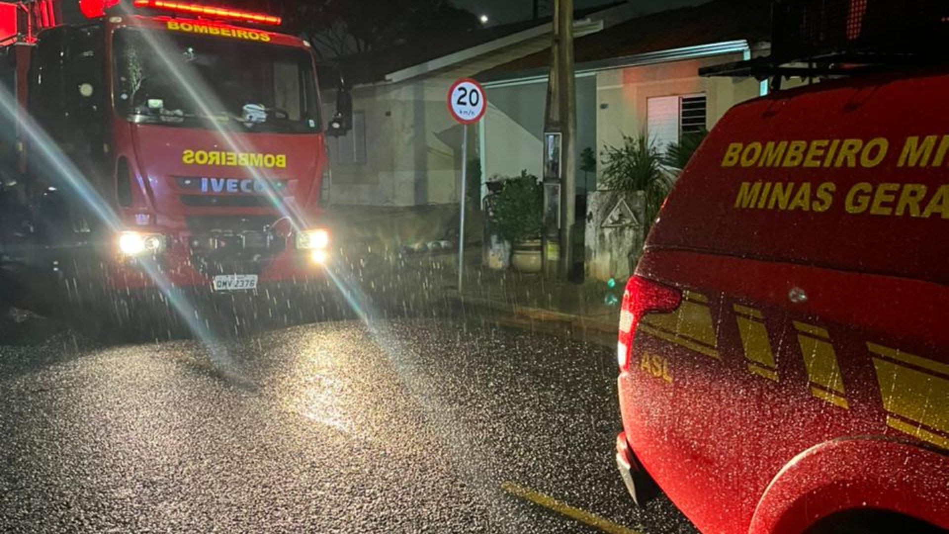 Raio cai, provoca curto atrás de guarda-roupa e casa pega fogo em condomínio de Uberlândia; VÍDEO
