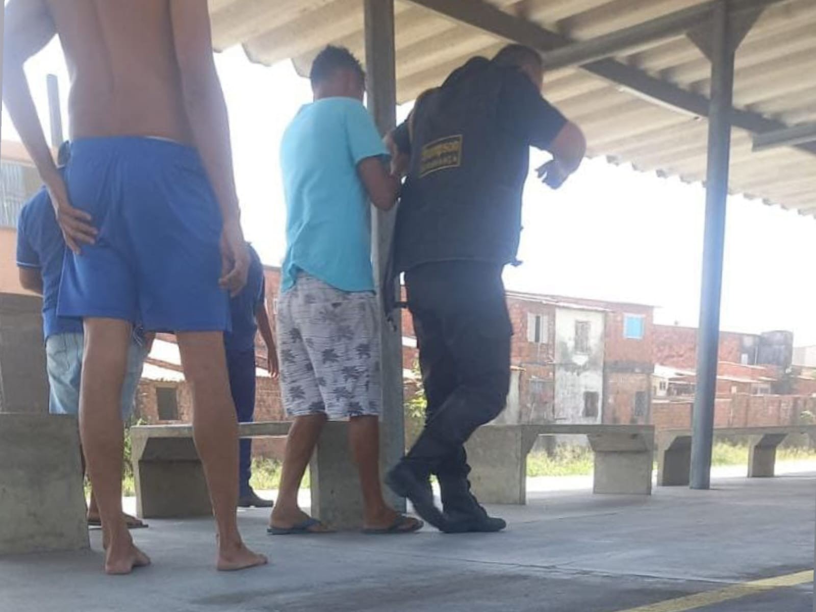 Criminosos agridem, rendem e roubam arma de vigilante de estação de metrô em Fortaleza