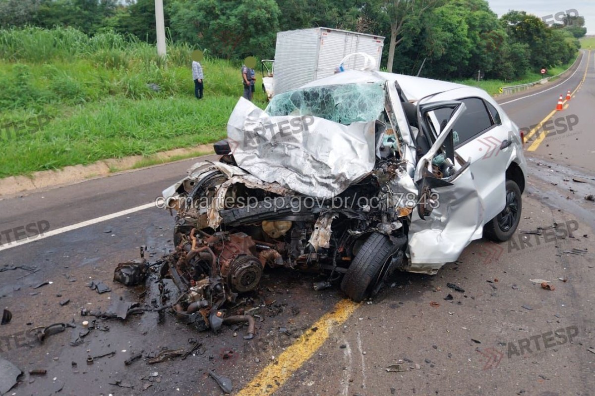 Carro invade pista contrária e bate de frente com caminhão em rodovia de Pacaembu