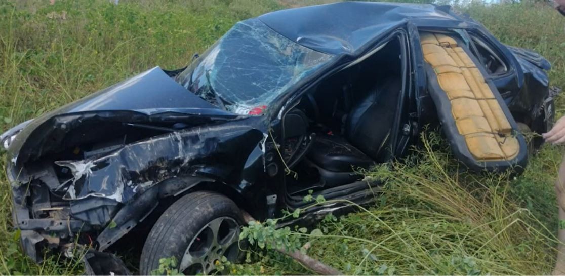 Jovem morre após tentar desviar de cachorro e capotar carro em rodovia do Sertão da Paraíba