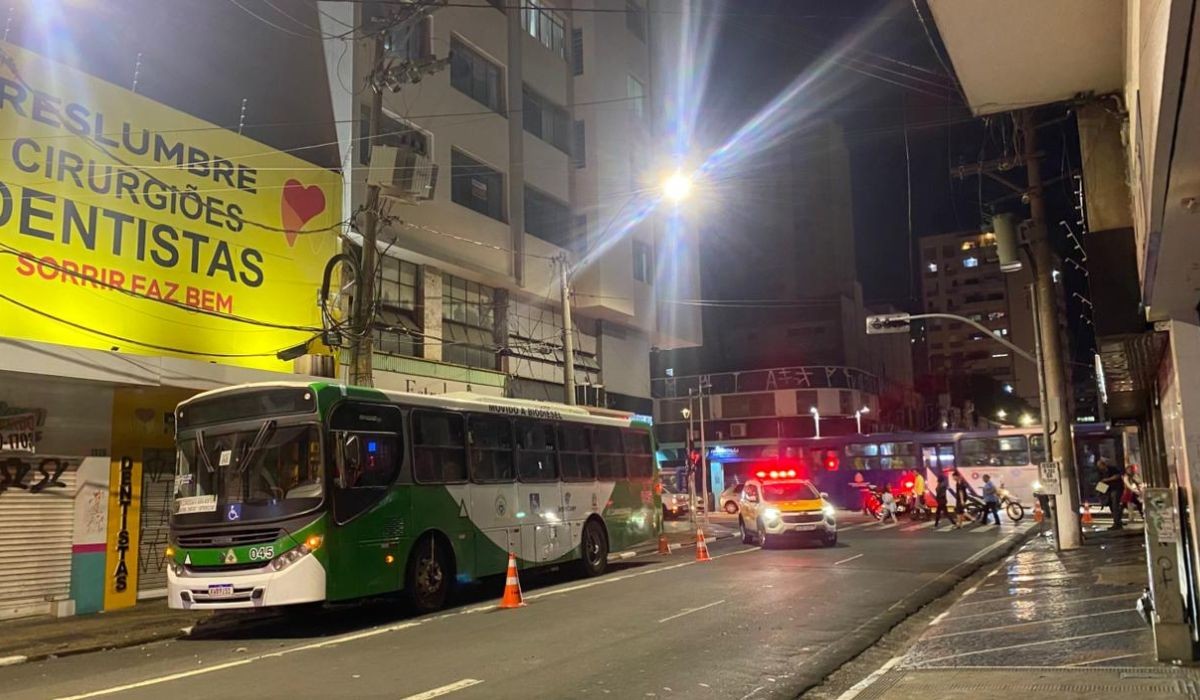Ônibus desvia de patinete, bate em poste e acidente interdita trecho no centro de Campinas