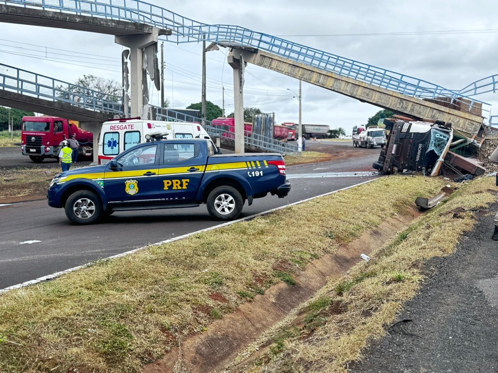 Carreta derrubou passarela de pedestres na manh&atilde; desta ter&ccedil;a-feira (28) &mdash; Foto: Pol&iacute;cia Rodovi&aacute;ria Federal/Divulga&ccedil;&atilde;o