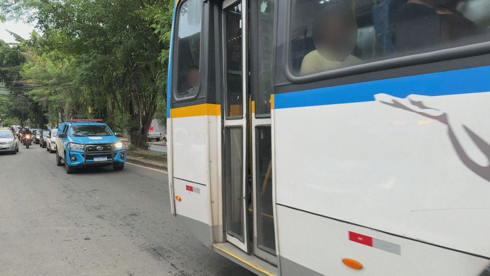 Ônibus é escoltado pela PM ao circular na Estrada do Itanhangá — Foto: Diógenes Melquíades/ TV Globo