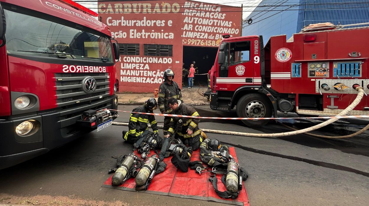 VÍDEO: Incêndio atinge oficina mecânica e interdita avenida em São Carlos