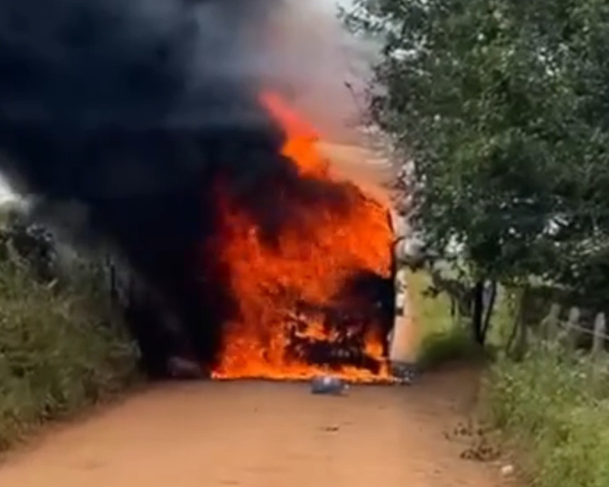 Incêndio destrói ônibus escolar na zona rural de Craíbas, no Agreste de Alagoas