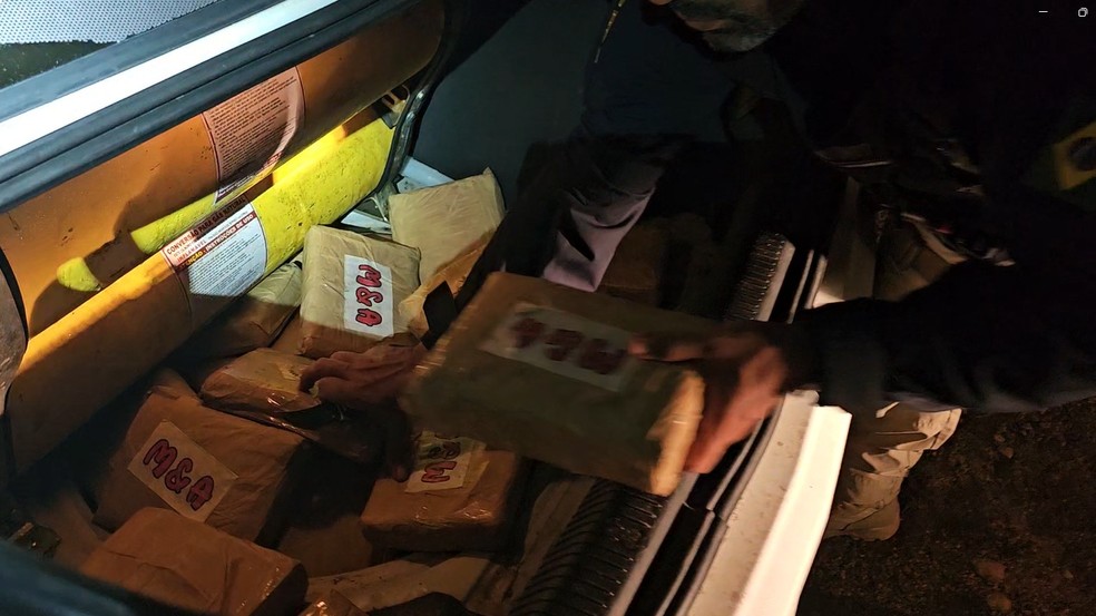 Droga estava em porta-mala de carro parado pela PRF — Foto: Reprodução