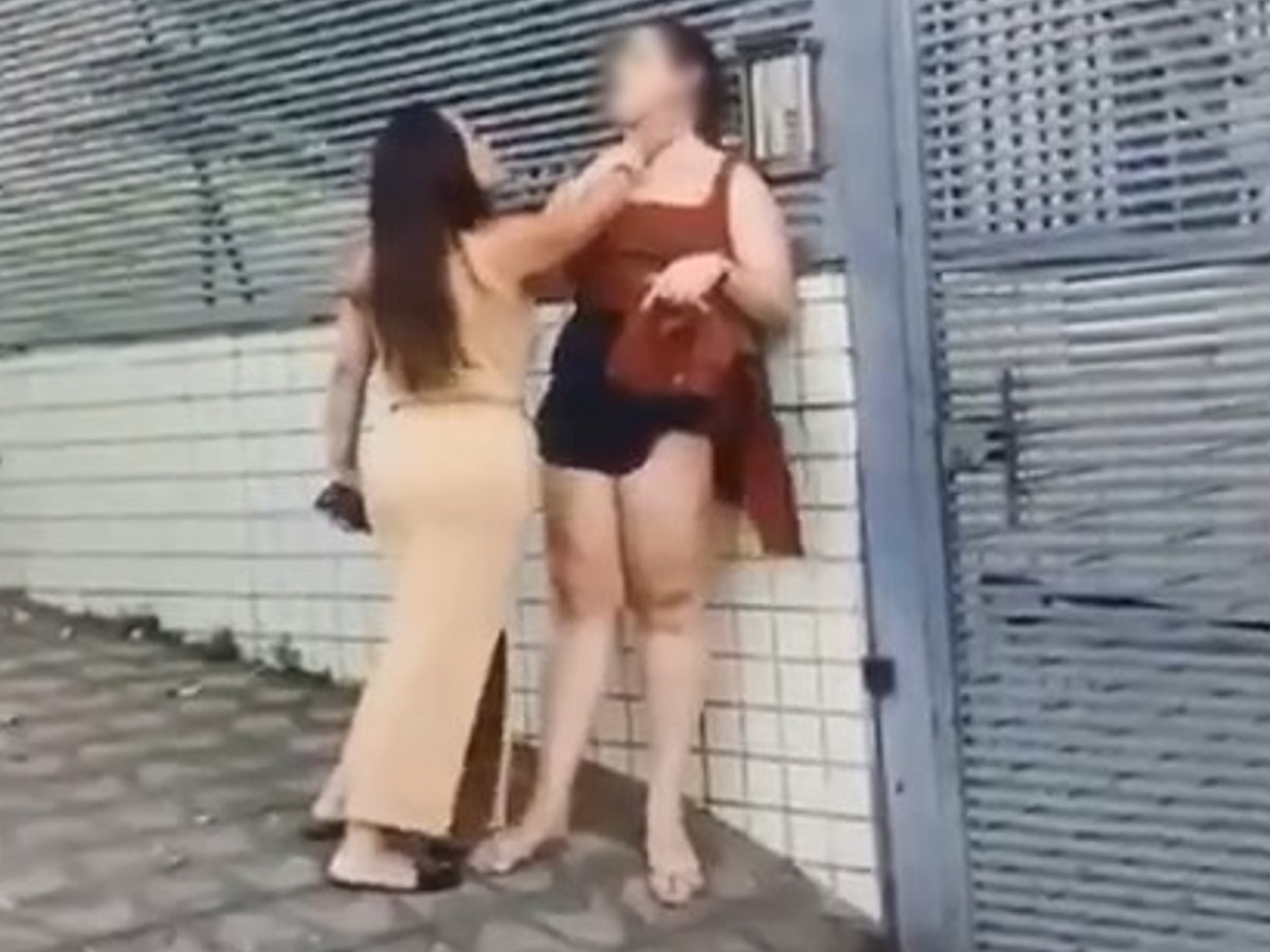 VÍDEO: Influenciadora digital agride e enforca mulher na rua em MG