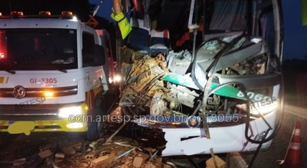 Ônibus com 29 passageiros bate na traseira de carreta e deixa sete feridos na Rodovia Castello Branco em Itu