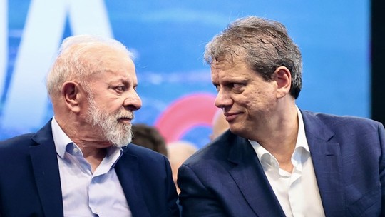 Eleição 2026: Lula lidera em todos os cenários de 1º turno e empataria só com Tarcísio em eventual 2º turno, diz Quaest - Presidente descolou de todos os nomes em eventual 2º turno, exceto do governador de SP, Tarcísio de Freitas (Republicanos), com quem empataria no limite da margem de erro, que é de 2 pontos para mais ou menos. Pesquisa anterior mostrava Lula empatado com Bolsonaro, Tarcísio, Ratinho Jr., Michelle e Eduardo Leite.